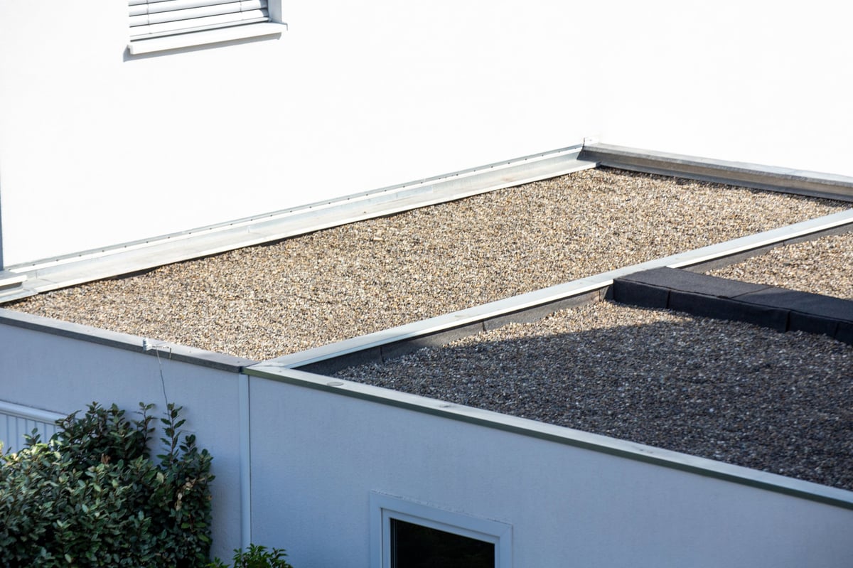 Flat roof with pebbles